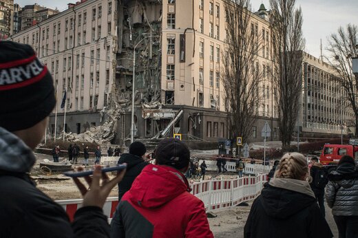 ببینید | تصاویری جدید از حمله موشکی روسیه به منطقه مسکونی اوکراین
