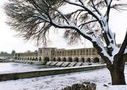ببینید | ذوق‌زدگی مردم اصفهان از بارش برف و سفیدپوش شدن زاینده رود