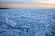 ببینید | یخ زدن امواج خروشان در دریاچه بالکان