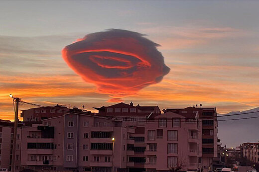 ببینید | ظهور بشقاب پرنده غول پیکر در آسمان ترکیه! 