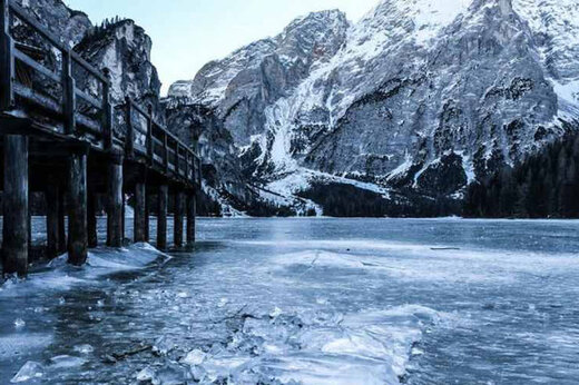 ببینید | ویدیویی پربازدید از خروج گاز طبیعی از زیر رودخانه یخ‌زده