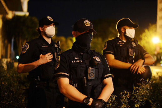 ببینید | فیلم ضرب و شتم یک جوان توسط ۵ پلیس آمریکا