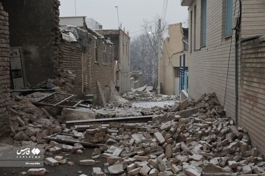 تصاویر | وضعیت سخت زلزله زدگان خوی در سرمایِ صبحِ بعد از زلزله