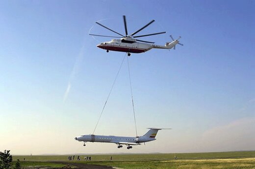 ببینید | جابه‌جا کردن هواپیمای توپولوف با هلیکوپتر