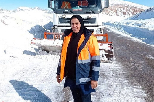 ببینید | تصاویر جالب از تلاش تنها بانوی راهدار کشور در کولاک و برف