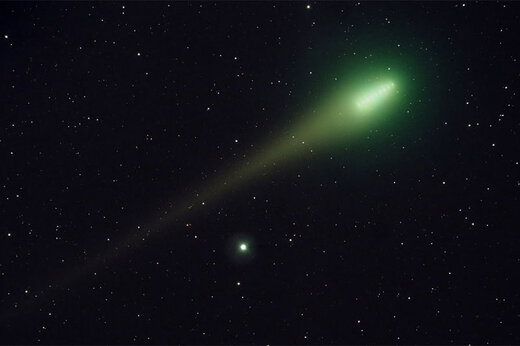 ببینید | تصاویری از یک دنباله‌دار سبز خیره‌کننده در دل آسمان