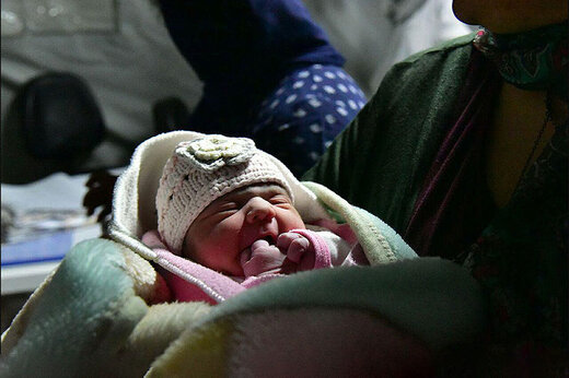 ببینید |  لحظات دلهره‌آور نجات نوزادان از داخل دستگاه در هنگام زلزله ترکیه