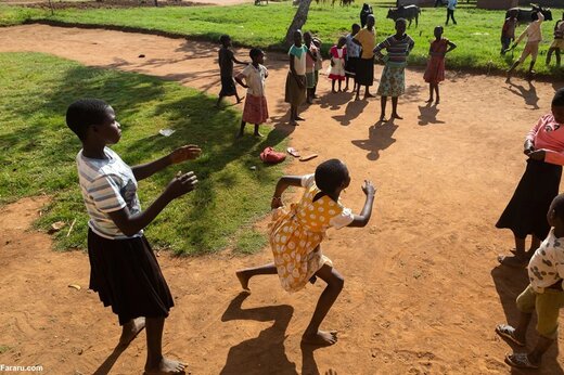 ببینید | جاذبه گردشگری عجیب در اوگاندا؛ تماشای زندگی پدری که ۱۰۲ فرزند دارد!
