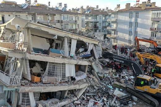 ببینید | لحظه حرکت هولناک برج‌های مسکونی در آدانا حین زلزله ۷/۸ ریشتری
