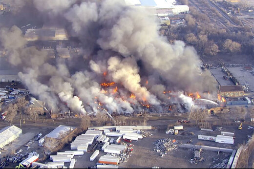 ببینید | آتش‌سوزی بزرگ در کارخانه‌ای در شیکاگوی آمریکا