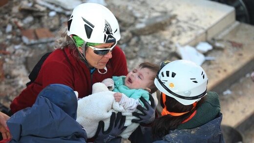 ببینید | نجات یک نوزاد ترکیه‌ای از زیرآوار زلزله