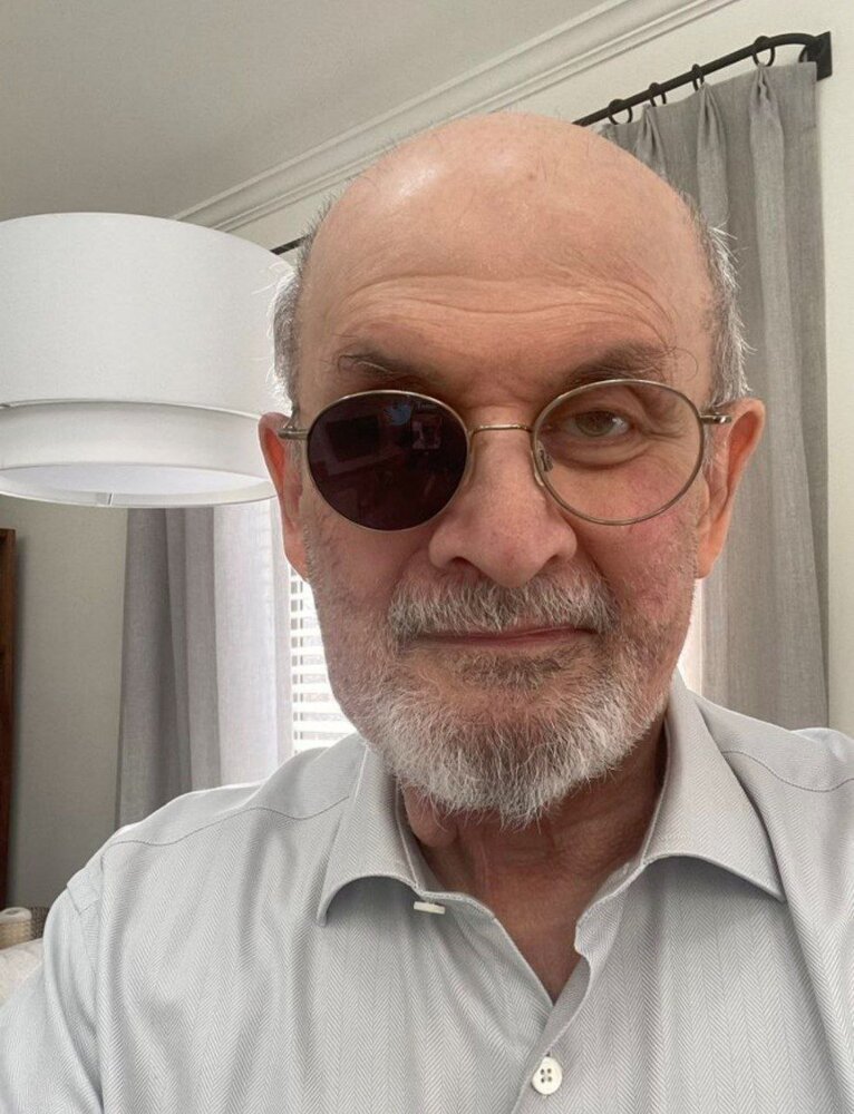 عکس | فوری؛ اولین تصویر از سلمان رشدی بعد از ۶ ماه پس از حمله؛ ظاهر عجیب نویسنده مرتد