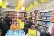 ببینید | حرکت تحسین‌برانگیز یک مغازه‌دار استانبول مقابل زلزله‌زدگان