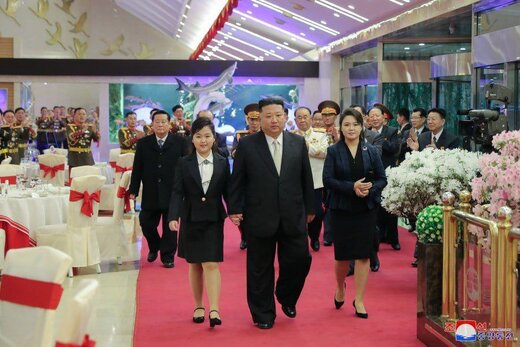 تصاویری از دختر رهبر کره شمالی با کت و دامن