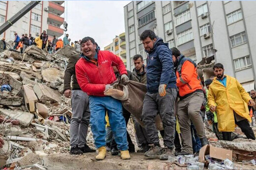 حمل جنازه با موتور؛ تصویری دردناک از زلزله ترکیه / عکس