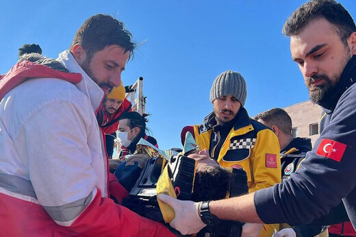 ببینید | نجات ۳ ترکیه‌ای را زنده از زیر آوار توسط امدادگران ایرانی