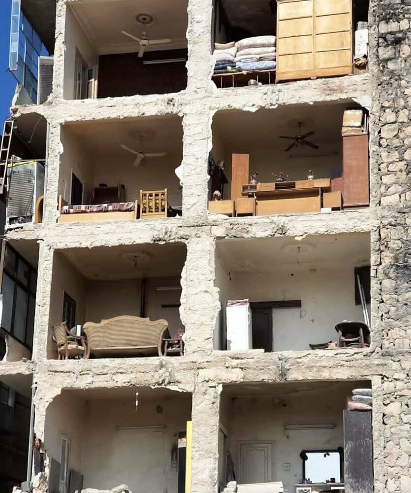 عکس | یک قاب عجیب از آثار باقیمانده یک ساختمان در حلب سوریه