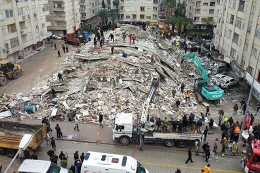 ببینید | فروریختن ساختمان‌های ترکیه بر روی ماشین‌ها بعد زلزله