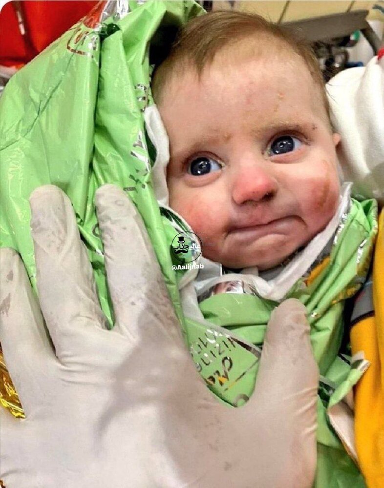 عکس| تصویری غم‌انگیز از نوزادی که بعد از 128 ساعت زنده از زیرآوار نجات پیدا کرد