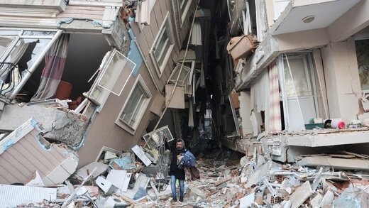 ببینید | نجات پیرزن ۷۴ ساله ترکیه‌ای پس از 11 روز از زیر آوار زلزله