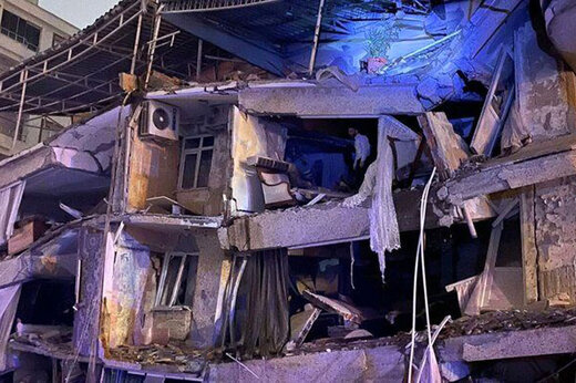 ببینید | لحظه وحشتناک ریزش ساختمان چند طبقه در ترکیه حین تخریب