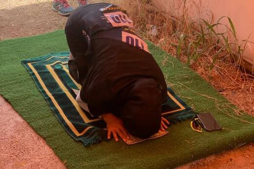 ببینید | ویدیو پربازدید از نماز خواندن یک زن هنگام زلزله جدید ترکیه