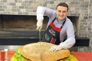 ببینید | آماده کردن ۲۵ هزار همبرگر برای زلزله‌زدگان ترکیه توسط آشپز معروف