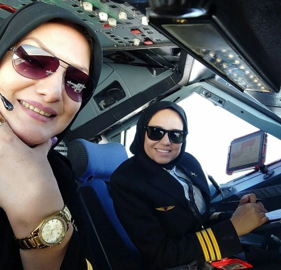 عکس | تصویر دو خلبان زن ایرانی در هواپیمای ایرباس مسیر تبریز به عسلویه