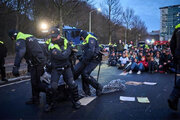 ببینید | لحظه دستگیری معترضین هلندی توسط لباس شخصی‌ها!