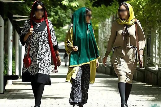 ببینید | ممانعت از ورود زنان بدون حجاب به محوطه تاریخی طاق بستان کرمانشاه