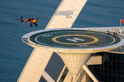 ببینید | رکوردشکنی حیرت‌انگیر یک خلبان؛ فرود و پرواز اولین هواپیما روی آسمان‌خراش افسانه‌ای دبی