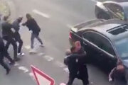 ببینید | حمله چند مهاجر در آلمان به سرنشینان چند BMW؛ کتک‌کاری وسط خیابان