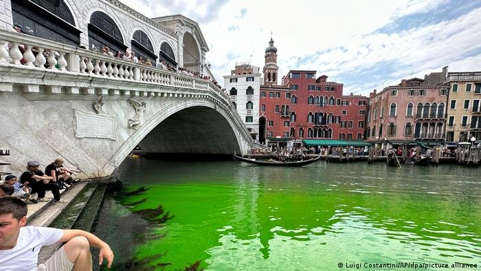 ببینید | اتفاقی عجیب در ونیز ایتالیا: آب شهر سبز رنگ شد!