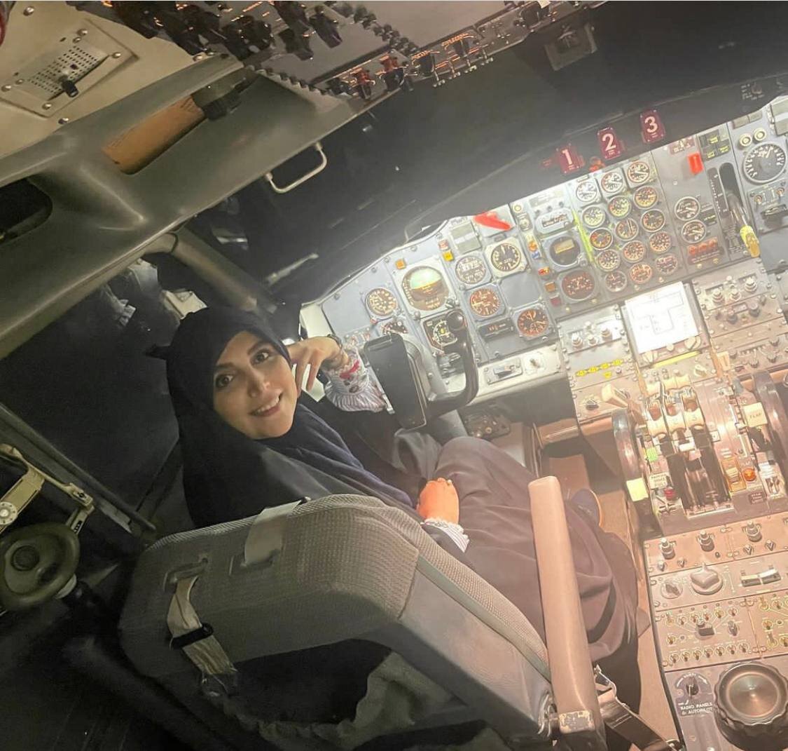 عکس | تصویر مجری زن مشهور پشت فرمان هواپیما با چادر