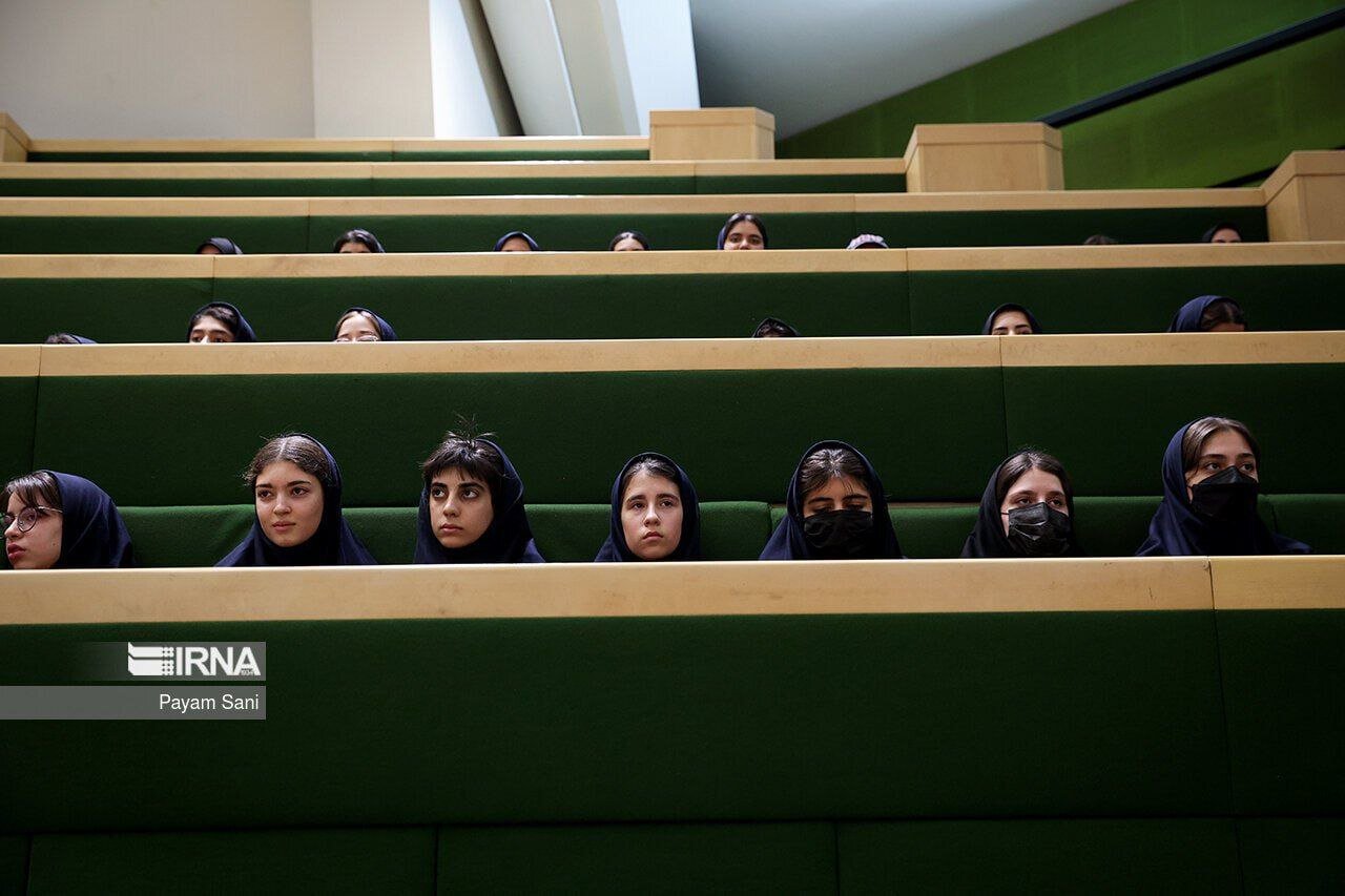 عکس | قاب جالب خبرگزاری ایرنا از حضور دانش‌آموزان دختر در صحن علنی مجلس