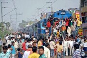 ببینید | شیوه ترسناک حمل و نقل ریلی در هند؛ کوه انسان روی تخته فلزی!