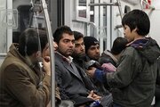 ببینید | لحظه فرار ده‌ها کودکان افغانی در حال تکدی‌گری در متروی تهران