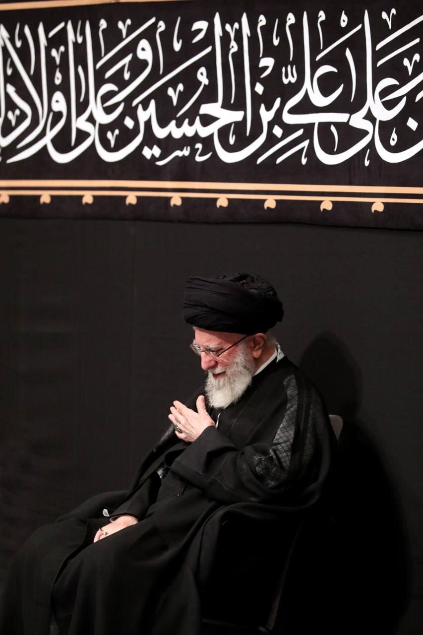 عکس | سینه‌زنی رهبر انقلاب در مراسم عزاداری شب عاشورا در حسینیه امام خمینی