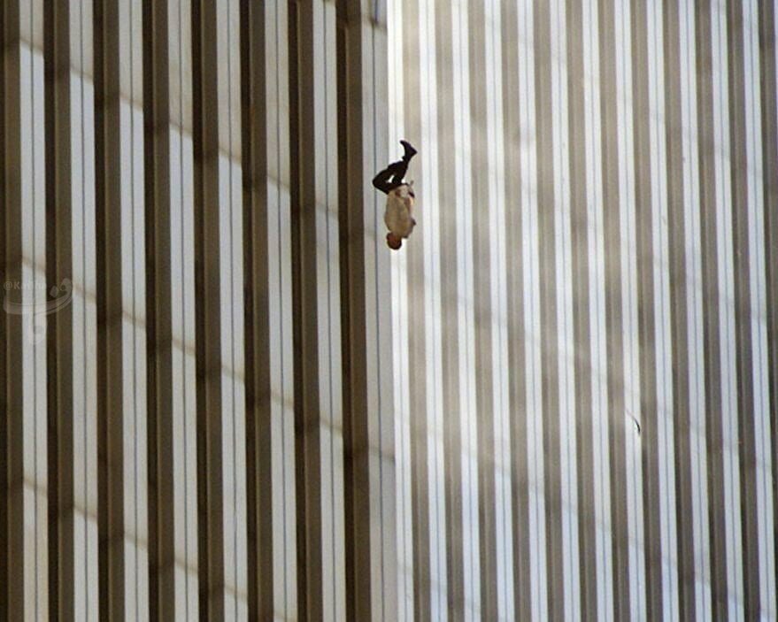 عکسی از یک خودکشی تلخ هنگام فاجعه ۱۱ سپتامبر