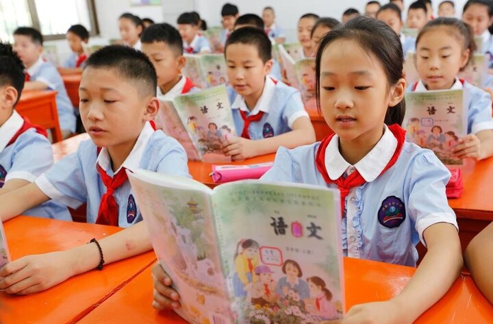 ببینید | ‏حرکت جالب در مدارس چین؛ فراهم کردن امکان چُرت زدن برای دانش‌آموزان!