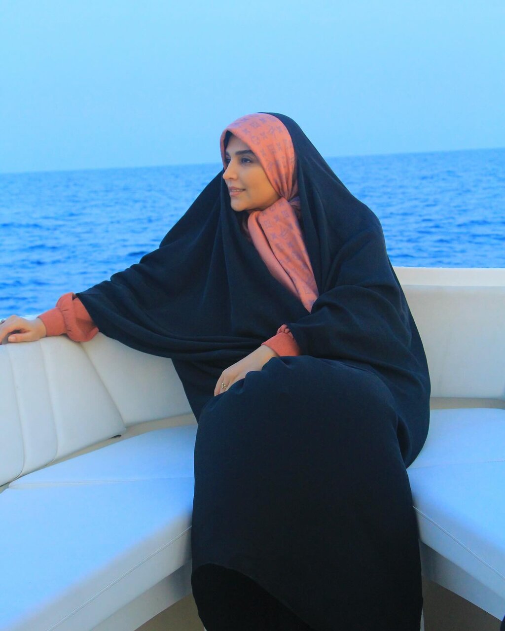 عکس | تصویر مجری زن معروف با چادر وسط دریا