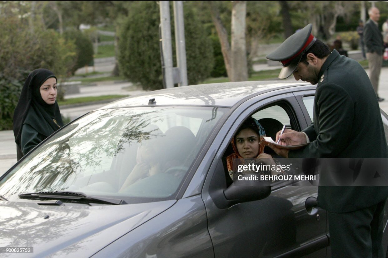 عکس | جریمه خودروها به دلیل مسئله حجاب در تهران در بهار ۱۳۸۶