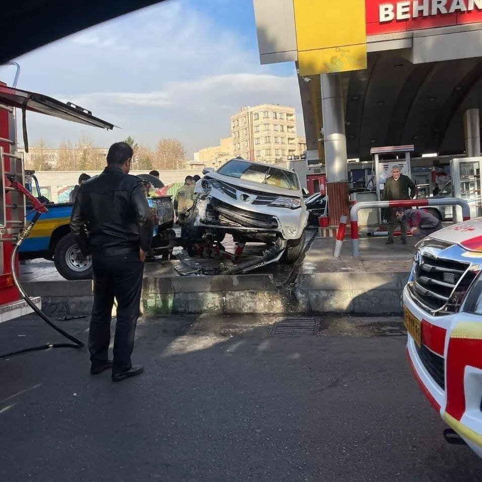 تصادف عجیب در خیابان ستارخان/ راننده تویوتایش را تازه خریده بود و مسلط نبود+ عکس