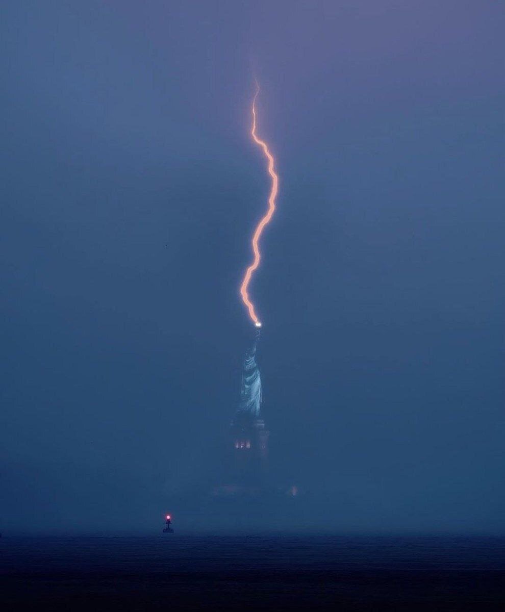 عکس | برخورد رعد و برق به مجسمه آزادی در شبی طوفانی