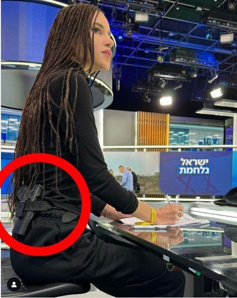 عکس | حضور مهمان زن در شبکه تلویزیونی اسرائیل با کلت کمری!