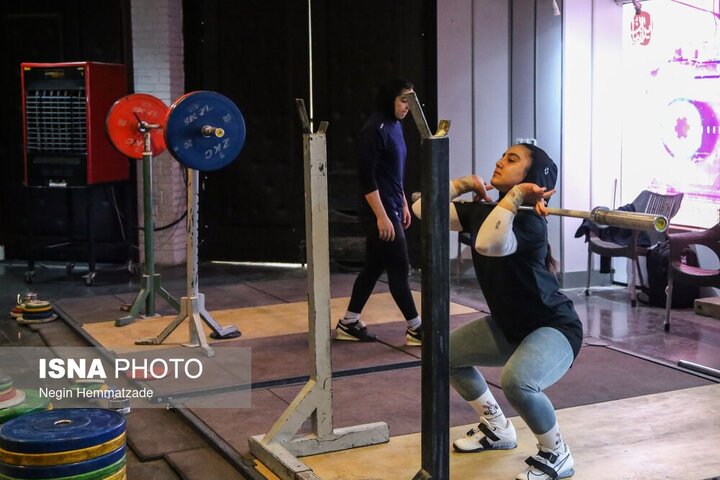 تمرین تیم ملی وزنه برداری بانوان برای حضور در مسابقات قهرمانی آسیا و کسب سهمیه المپیک پاریس، شنبه ۳۰ دی ماه در فدراسیون وزنه برداری آزادی برگزار شد.