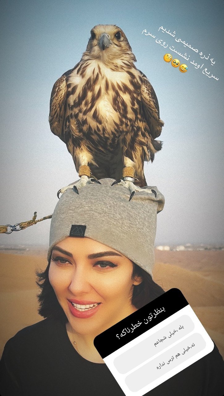 عکس | سلفی عجیب لیلا اوتادی؛ نشاندن پرنده شکاری روی سر!