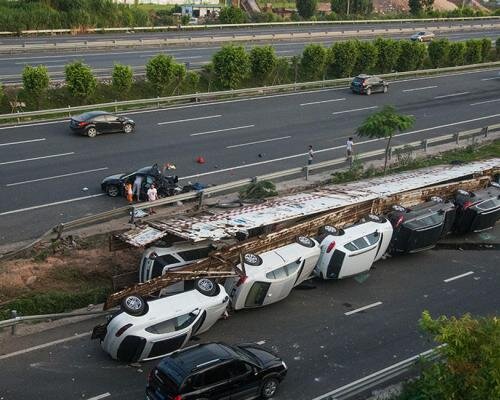 ببینید | تصاویری تلخ از چپ کردن یک تریلی خودروبر؛ خسارت شدید به چند شاسی بلند