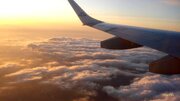 ببینید | تصاویری دیدنی از پرواز بر فراز ابرها با نمایی بی‌نظیر از غروب خورشید