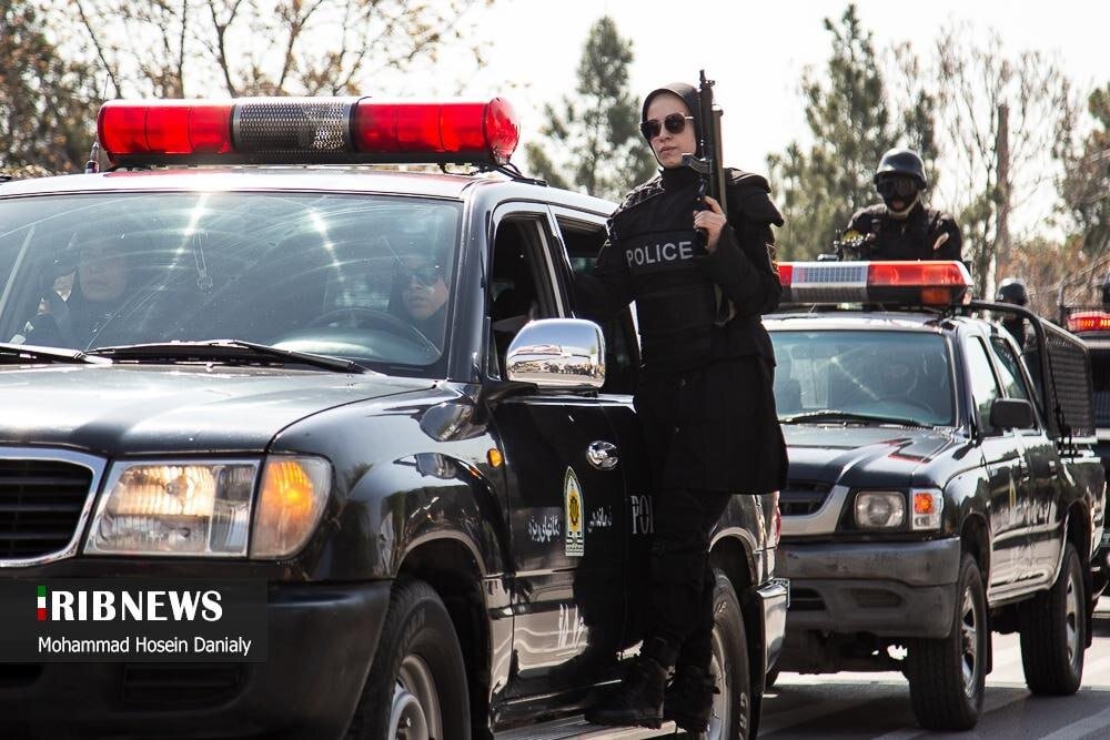 عکس | استایل جالب جنگاور یگان نیروی مسلح زنان با عینک آفتابی و مسلسل!